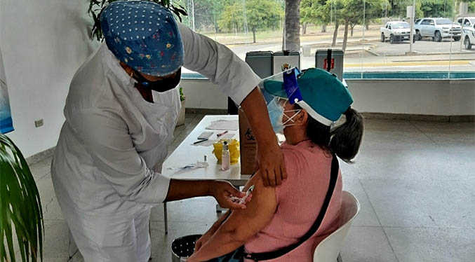En Banzulia vacunan sin guantes y en el Alba Caracas faltan las Sputnik-V - Salud Crítica
